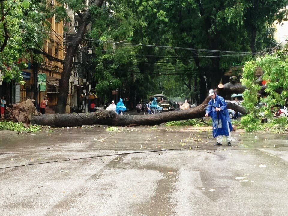 Áp thấp nhiệt đới suy yếu và tan trên biển, thủ đô Hà Nội hết mưa