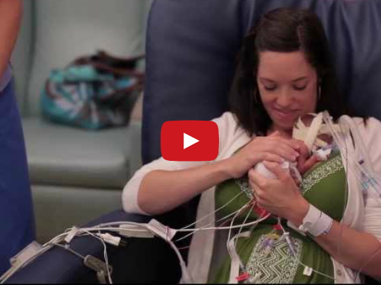 Video clip xúc động về một năm đầu đời của em bé sinh non